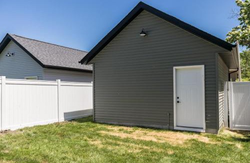 Cedar Rapids House | Burnett Cottage - OG