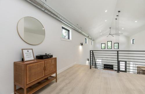 Cedar Rapids House | Burnett Cottage - OG