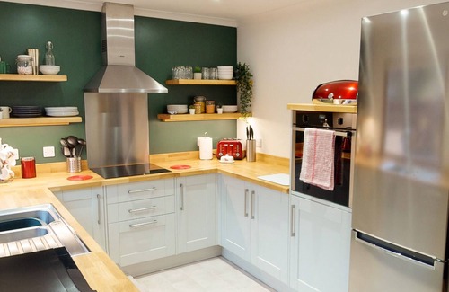 Aviemore Ski Chalet | Burnside Pines - modern Aviemore home with sauna & EV charger