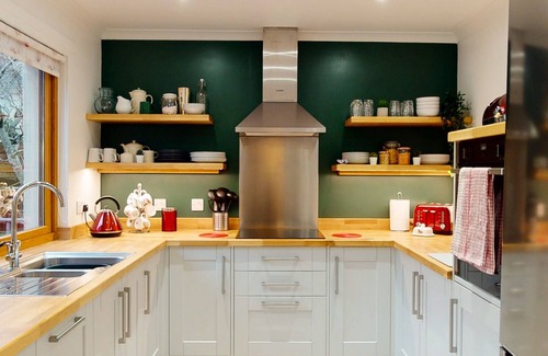 Aviemore Ski Chalet | Burnside Pines - modern Aviemore home with sauna & EV charger