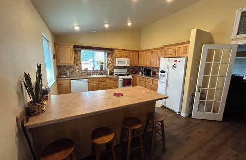 Redmond House | Burt’s Base Camp in the hub of Central Oregon. Close to everything outdoors.