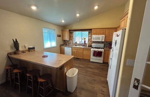 Redmond House | Burt’s Base Camp in the hub of Central Oregon. Close to everything outdoors.