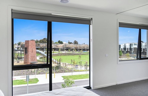 Burwood East House | Burwood Brickworks Villa Walk to Shops & Park