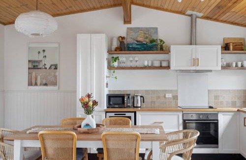 Binalong Bay House | Bush Hideaway by the beach