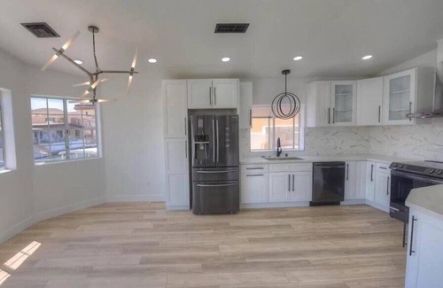 Cienega Springs House | Bush Master Suite, Moovalya Keys canal