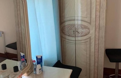 Leigh Hotel | Busybee - Guest House- Self service