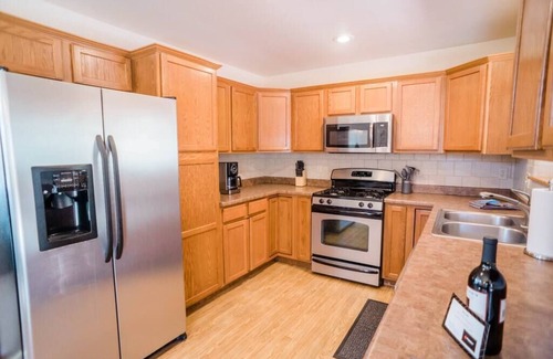 Buena Vista House | ★BV Escape★🌄King Bed✔️Garage Pkg⚡WiFi ♥Long Stays