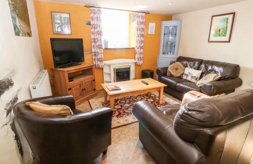 Rhyd-y-clafdy House | Bwthyn Celyn Holly Cottage