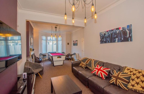 Castle Quarter House | By Lushlets - City Centre Hot tub Pool table - Great for Hens Stags & Rugby groups!