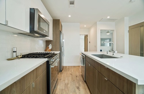 Culver City House | By the Beach! 2-bedroom house in Culver City w/Fast WiFi, 10 mins to the Beach!