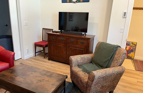 Lincoln City Apartment | By-the beach apartment in charming Historic Taft District, Lincoln City
