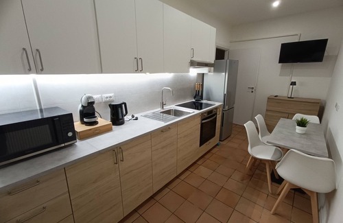 Gorizia Apartment | Byron's Holiday House (Ground Floor)