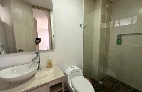 La America Apartment | Cómodo ~ Moderno apartamento al frente del éxito de Laureles 10 personas