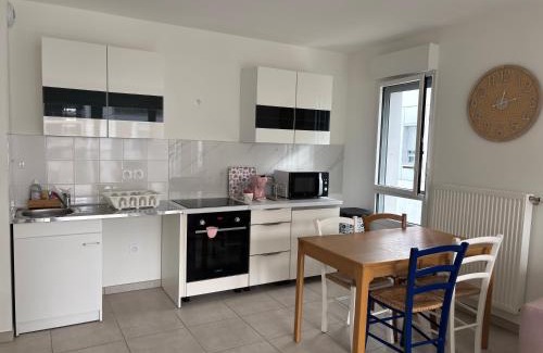 Parilly Apartment | Côté Parc - appt cosy et neuf, parking & au pied du métro à Lyon