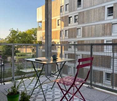 Parilly Apartment | Côté Parc - appt cosy et neuf, parking & au pied du métro à Lyon