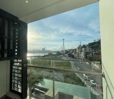 Hon Gai Apartment | Căn hộ 2 PN, Phù hợp gia đình, gần biển, View chéo biển, vòng quay MT The Sapphire 2 Hạ Long