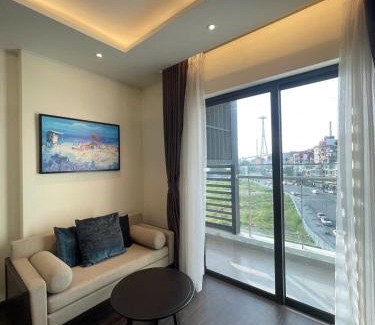 Hon Gai Apartment | Căn hộ 2 PN, Phù hợp gia đình, gần biển, View chéo biển, vòng quay MT The Sapphire 2 Hạ Long