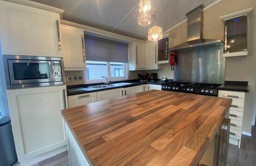 Bethesda Apartment | C02 - The Monaco with Hot tub