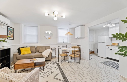 Ithaca House | C1: Boho Downtown (2bed/2ba), parking