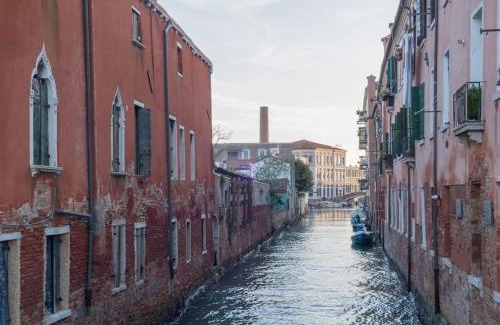 Molina Apartment | Ca' Ferrando, brand new apartment, experienced host!