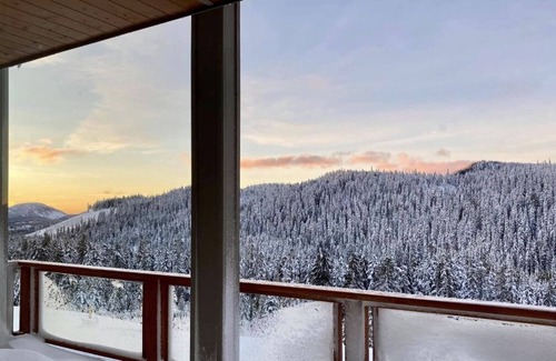 Courtenay Ski Chalet | Cozy Ski Retreat on Arrowsmith Ridge