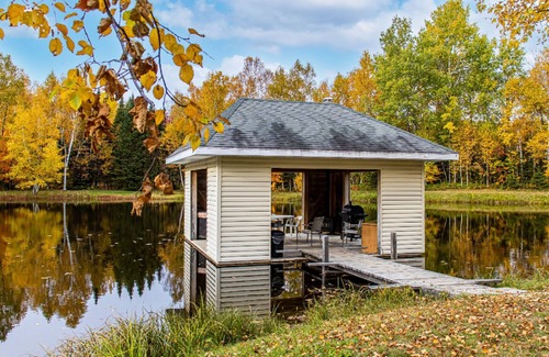Notre-Dame-Auxiliatrice-de-Buckland Cabin | Dôme Forestier: Glamping, nature, stars, comfort, shared kitchen, CITQ304716.