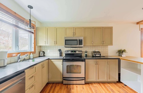 Notre-Dame-Auxiliatrice-de-Buckland House | Gite du Mont du Midi | Ski Chalet with Spa