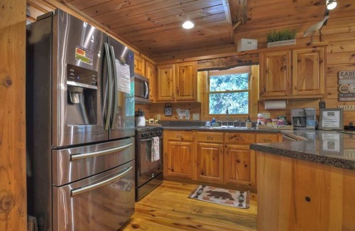Morganton Cabin | CaBEARnet Creek - hot tub, pet friendly, fire pit