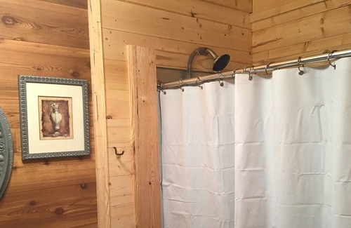 Morrilton House | Cabin 1: The honeymoon cabin