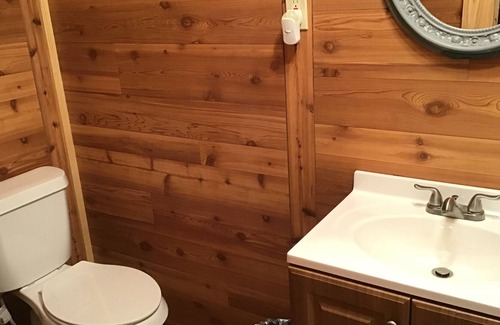 Morrilton House | Cabin 1: The honeymoon cabin