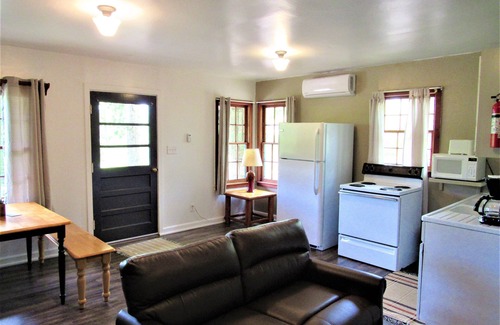 Almo House | Cabin 2 at Kentucky Lake's Lynnhurst Family Resort