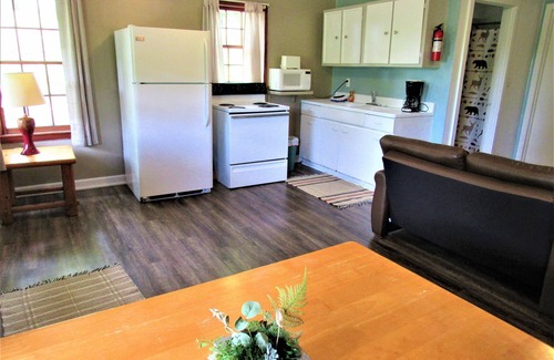 Almo House | Cabin 2 at Kentucky Lake's Lynnhurst Family Resort