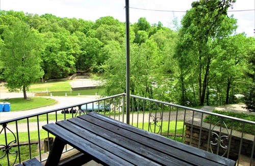 Almo House | Cabin 2 at Kentucky Lake's Lynnhurst Family Resort