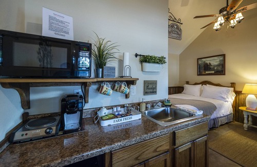 Waco House | Cabin 2 Rental 15 minutes from Magnolia and Baylor