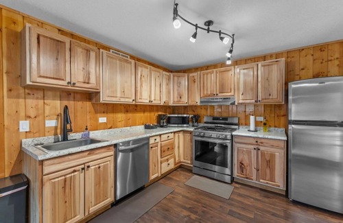 Estes Park Cabin | Cabin 21- Accessible Unit & King Bed