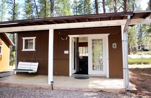 Payson Cabin | Cabin 4 – Bear Claw Cabin - Indoor Jacuzzi, Fireplace, Kitchenette, Porch Swing