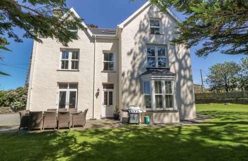Talybont Cottage | Cabin ∙ 6 bedrooms ∙ 10 guests