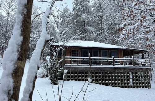 Irvine Cabin | Cabin by the Creek – A Peaceful Hideaway in the Trees