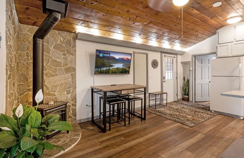 Palmer Cabin | Cabin By The Lake centrally located, full kitchen, washer & dryer