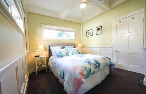 Cowes House | Cabin Charm - Hot Tub Bliss, Moments from the Beach