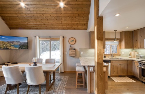Truckee House | Cabin Fever at Tahoe Donner by Tahoe Getaways - All New with Hot Tub & HOA