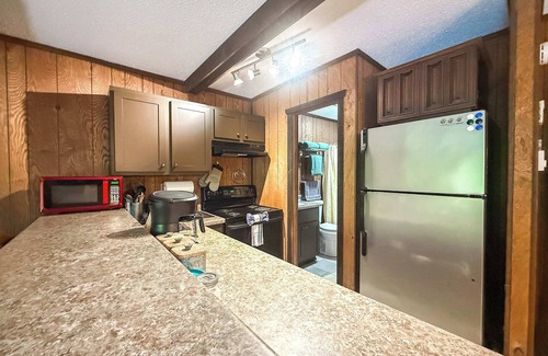 Bessemer Cabin | Cabin Fevers 1 ~ Ensuite Sauna & Pet Friendly!