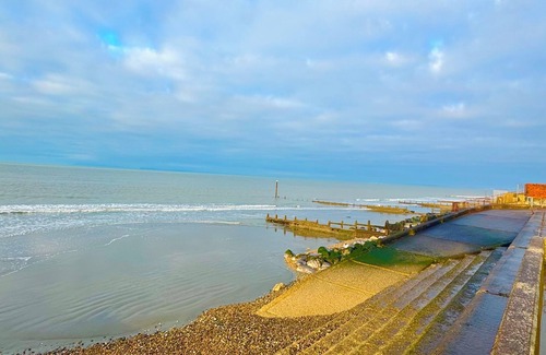 Selsey Cabin | Cabin in secure garden walking distance from beach, shops and pub
