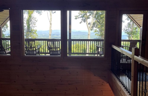 Mineral Bluff Cabin | Cabin in the Clouds, Views!, Hot Tub, Pool, Fire pit, Pets, Flat Paved Drive