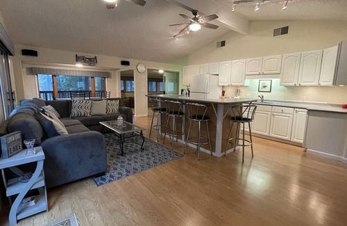 Martin House | "Cabin in the Cove" Private waterfront home on beautiful Lake Hartwell