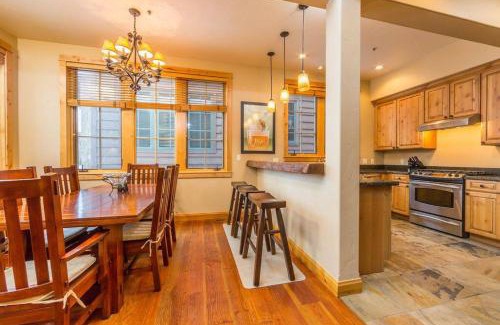 Big Sky Apartment | Cabin in the Heart of Town - Big Sky