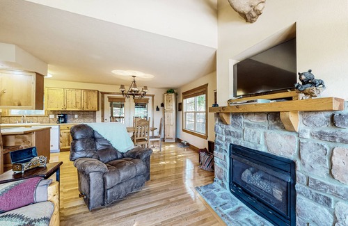 Reeds Spring Condo | Cabin-like woodland getaway w/pool, tennis, gas fireplace