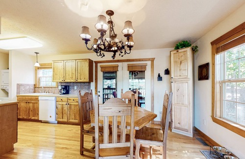 Reeds Spring Condo | Cabin-like woodland getaway w/pool, tennis, gas fireplace