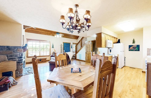 Reeds Spring Condo | Cabin-like woodland getaway w/pool, tennis, gas fireplace