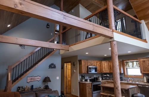 Huntingdon House | Cabin Luxary Near Raystown Lake in Peaceful Wooded Area